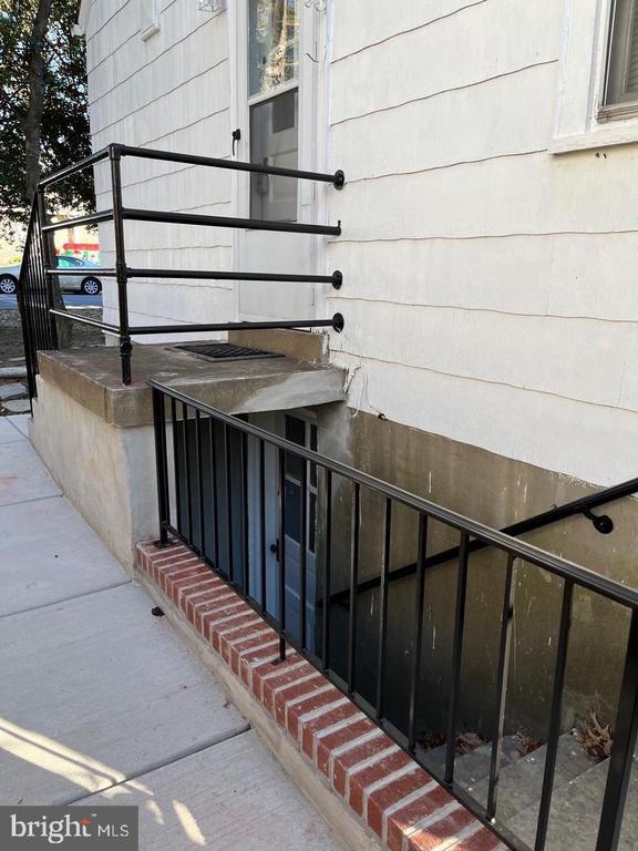 Building Photo - 601 N Oak St