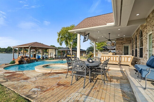 Building Photo - 14030 Shoreline Dr