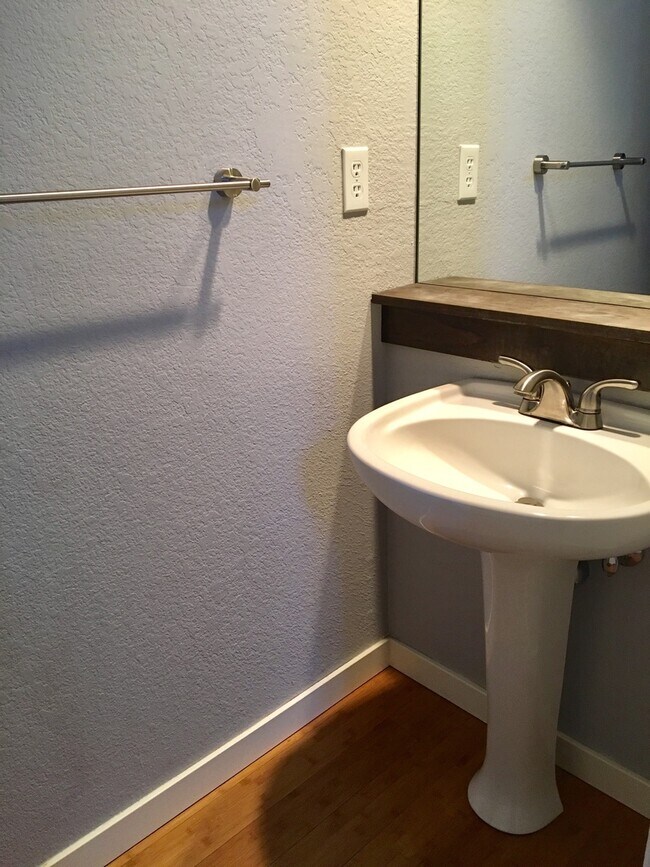 Building Photo - Gorgeous and Spacious Townhome in Waneka L...