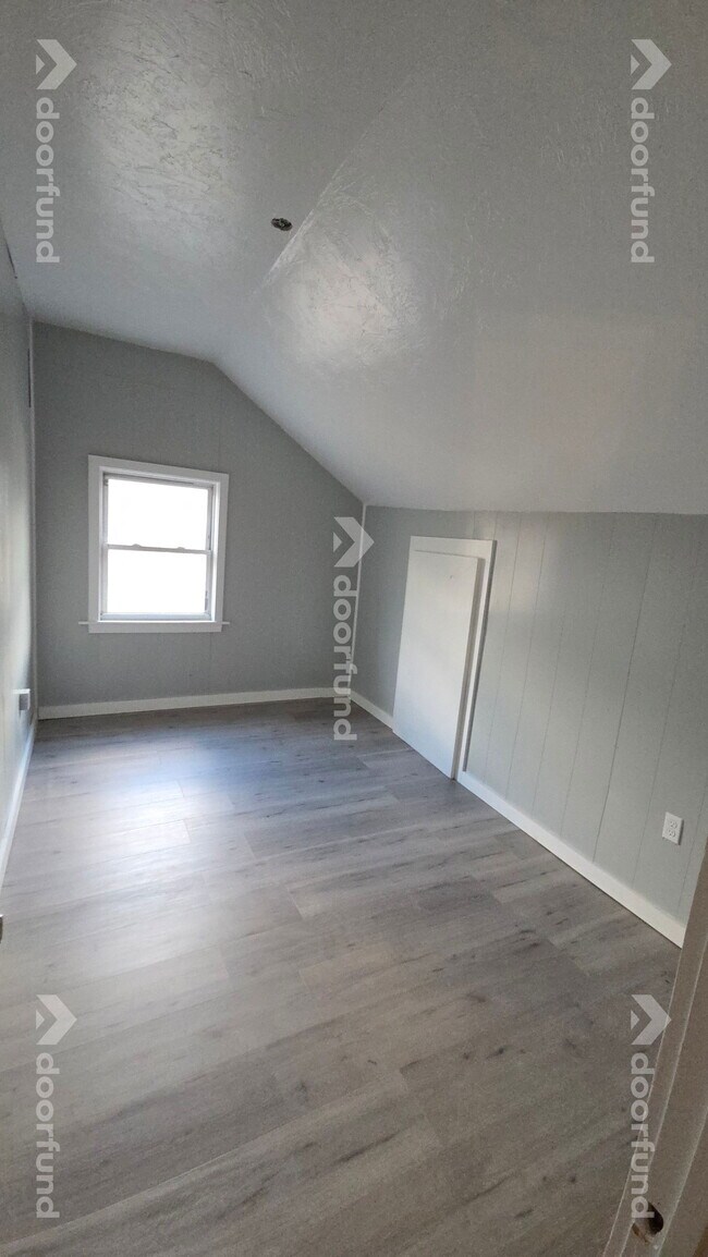 Building Photo - 418 River St