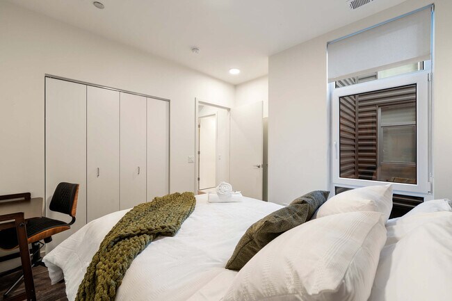 Building Photo - 1122 W Chicago Ave