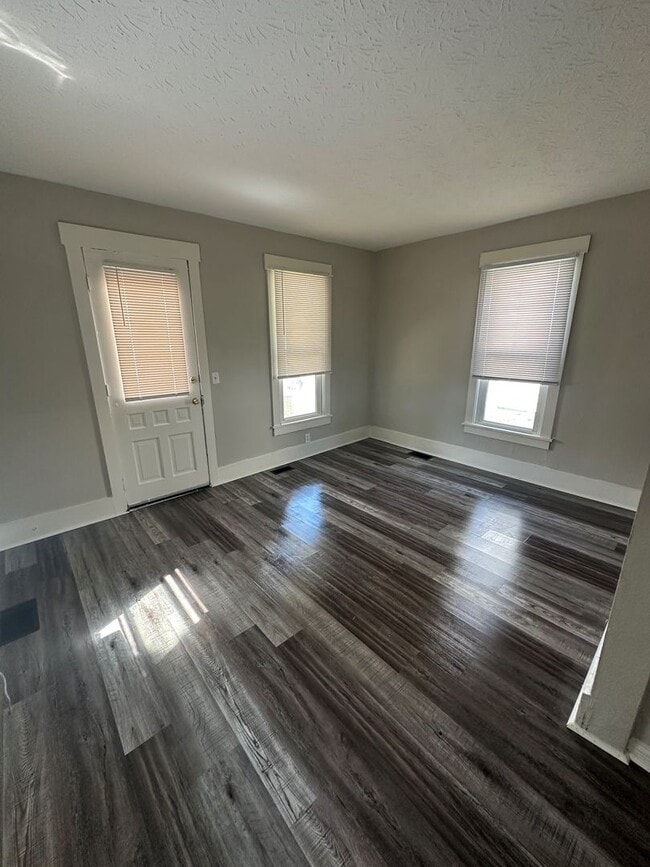 Primary Photo - Rent Special Available! Pet Friendly 2 Sto...