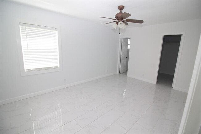 Building Photo - 160 SW 127th Ave