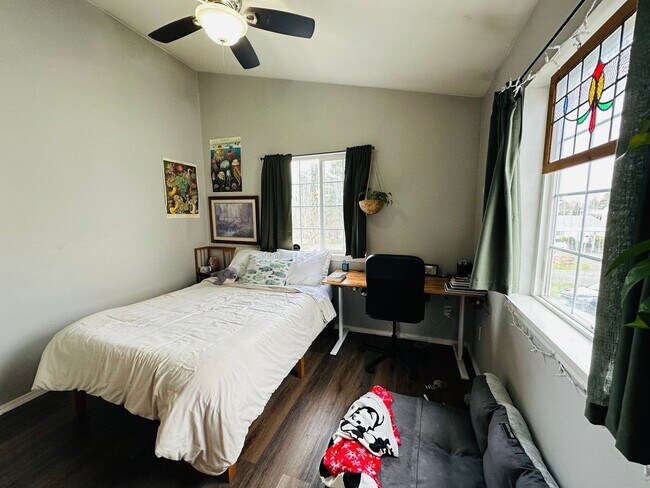 Building Photo - 4-Bedroom Townhome Minutes from Barkley Village, I-5 and Whole Foods