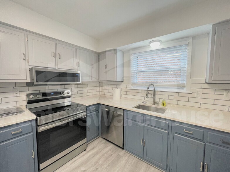 Building Photo - 5000 Dunderdale Ct