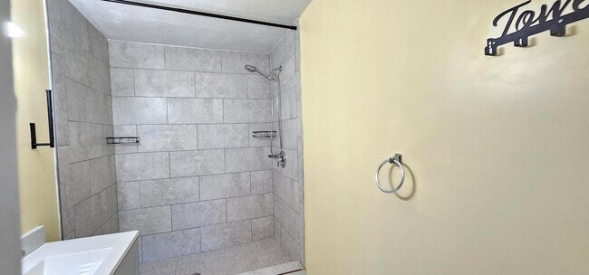 Building Photo - 3684 Pinehurst Dr