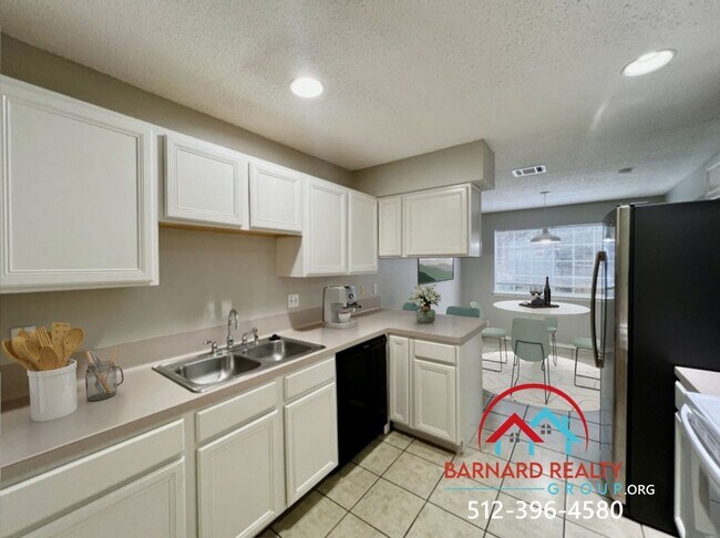 Building Photo - Available June 7: 3 Bed 2.5 Bath Duplex