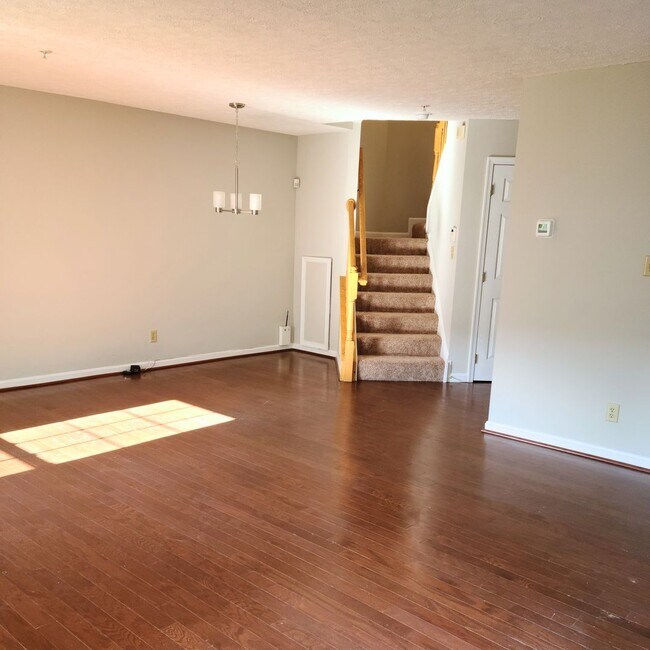 Building Photo - Spacious 3 Bedroom Townhome in Oldfarm.