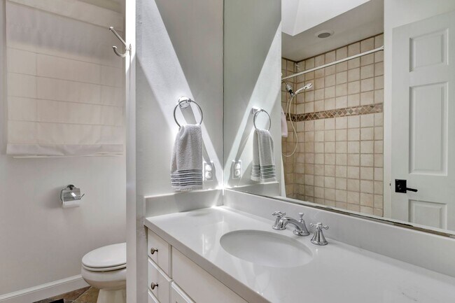 Building Photo - Beautiful 4 Bedroom 3 Bath Lower Riviera C...