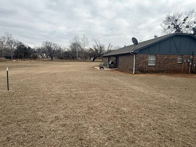 Building Photo - 313 W Pine Ave