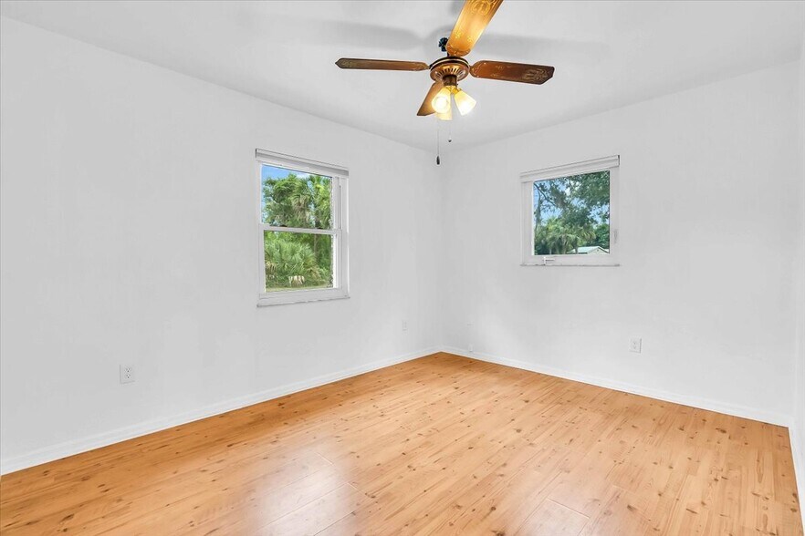 Building Photo - 5852 Brickell Dr