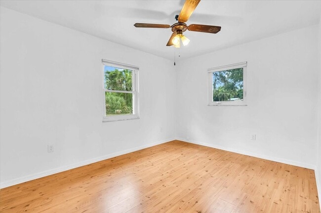 Building Photo - 5852 Brickell Dr