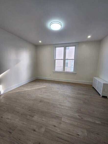 Building Photo - 9-08 150th St