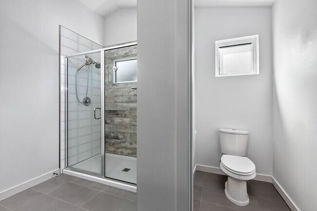 Building Photo - ULTRA-MODERN Air Conditioned Townhome in Beacon Hill (1st Month Free)