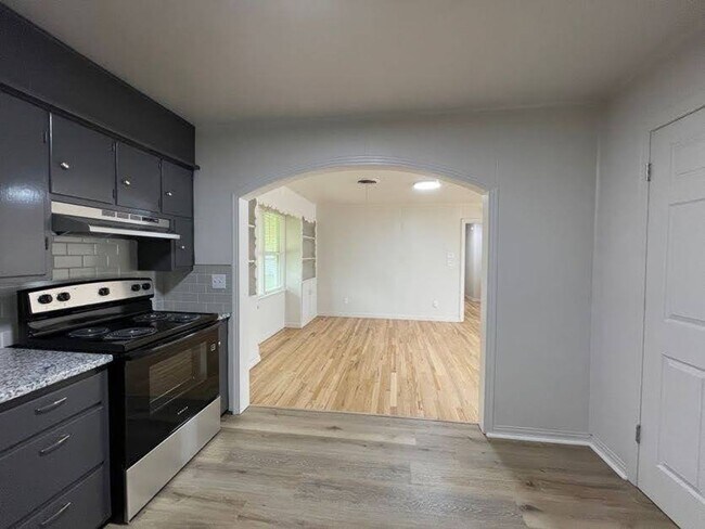 Building Photo - 1112 N 9th St
