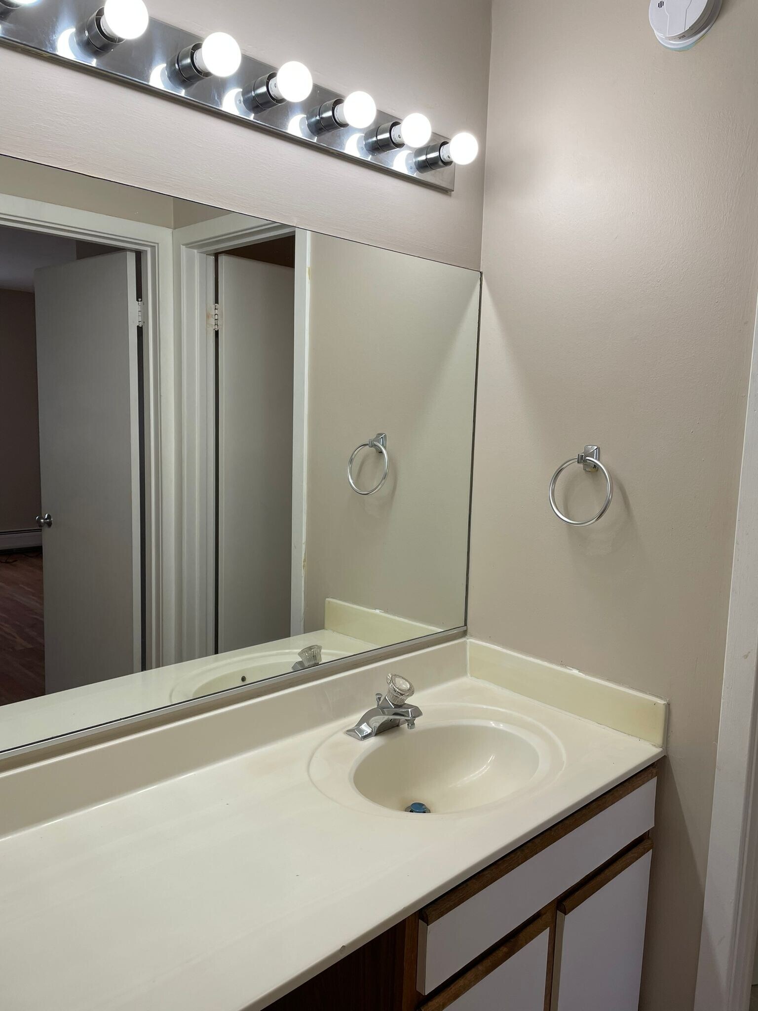 Building Photo - 1810 Hemlock Pl