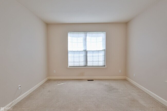 Building Photo - Beautifully maintained, energy-efficient f...