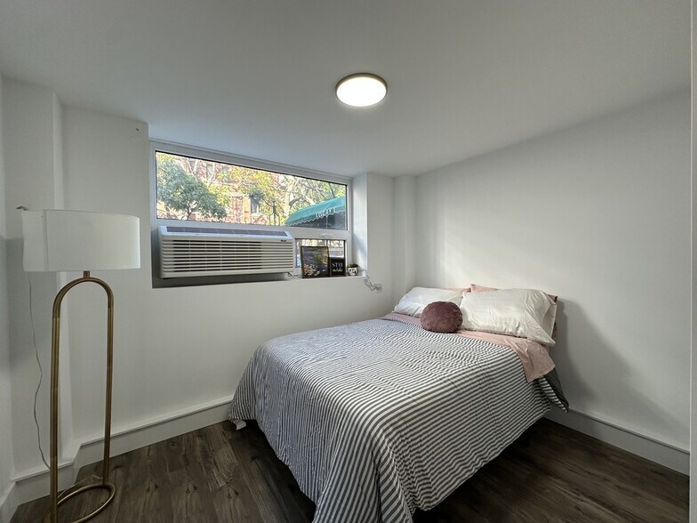 Building Photo - 941 W Carmen Ave