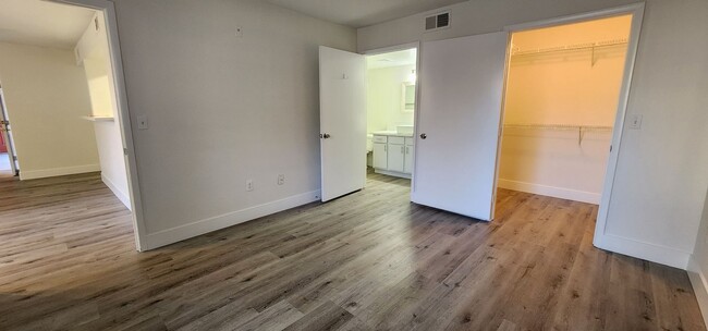 Building Photo - Silverado Ranch Condo!