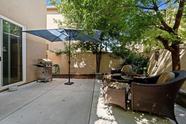 Building Photo - $2,295 Barstow & De Wolf, 3 Bedroom House ...