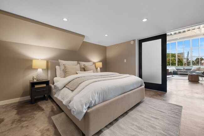 Building Photo - Spacious 2br loft with in-unit laundry and...