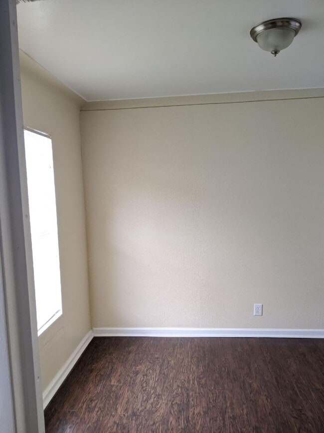 Building Photo - Newly Remodeled! Beautiful 2 bedroom/ 1 bath home / Laundry Room / Car Port