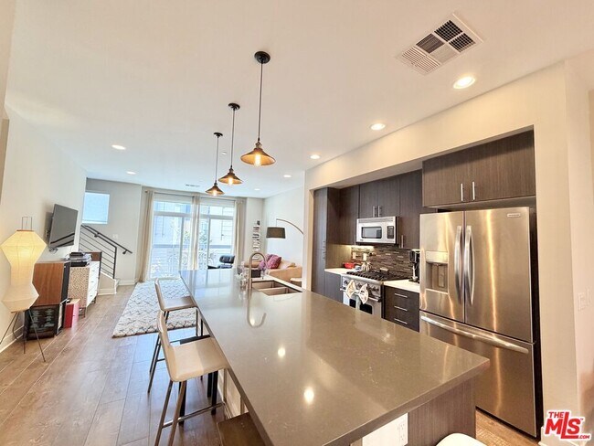 Building Photo - 2753 Waverly Dr