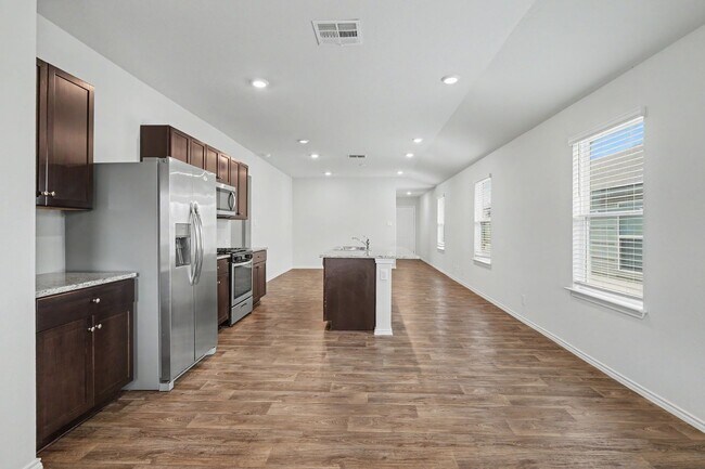 Building Photo - Beautiful Home in The Links at River Bend | Golf Course Community Living