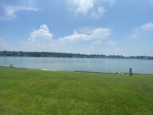 Building Photo - Plantation Lakes