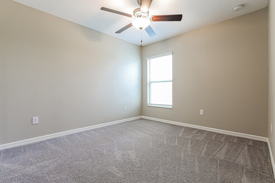 Building Photo - 1411 Golden Glow Dr
