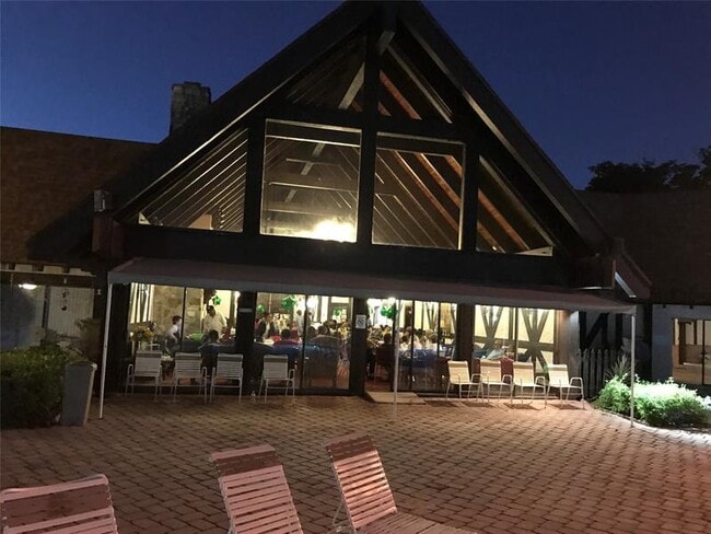 Building Photo - 3740 Inverrary Dr