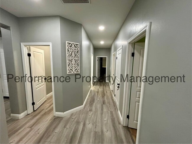Building Photo - Stunning 4 Bed/3 Bath NW Bakersfield Home ...