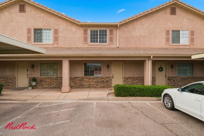 Building Photo - 3 Bedroom Townhome in Prime Location!