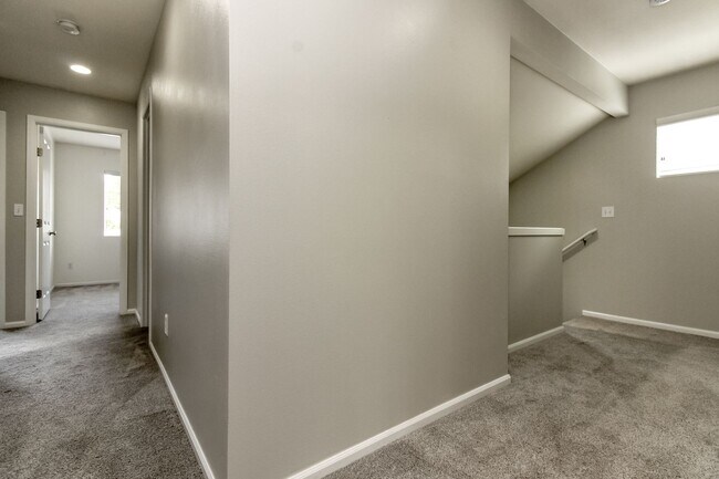 Building Photo - 3684 London Loop NE