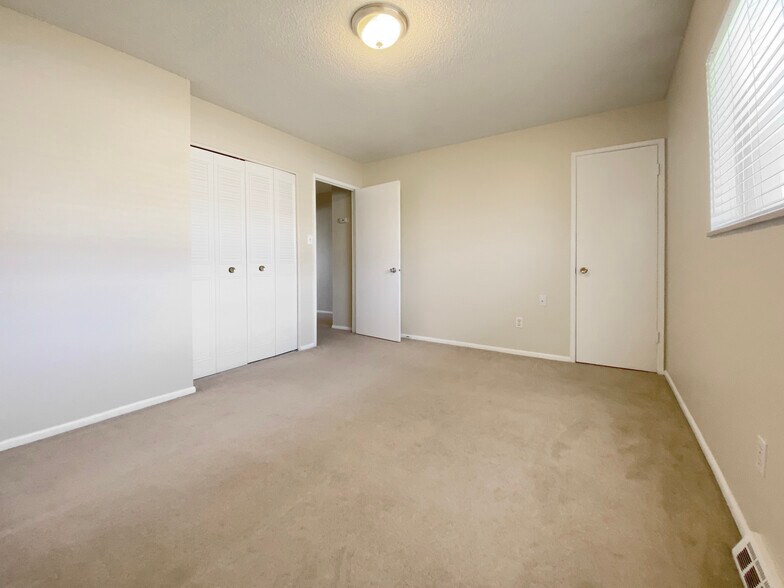 Building Photo - 9206 E Mansfield Ave