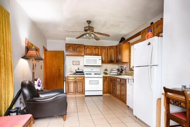 Building Photo - 465 Windsor St