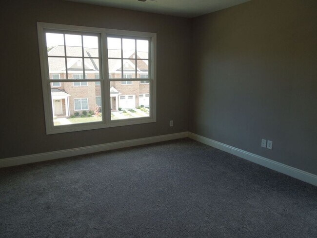 Building Photo - Quality 3 BR Townhome; Convenient to Med C...