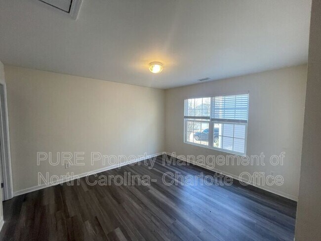 Building Photo - 705 Weeping Willow Dr