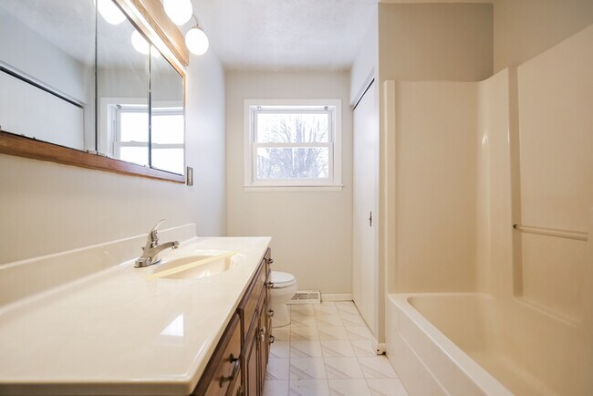 Building Photo - Inviting 3-Bedroom Bedford Home with Spacious Interiors