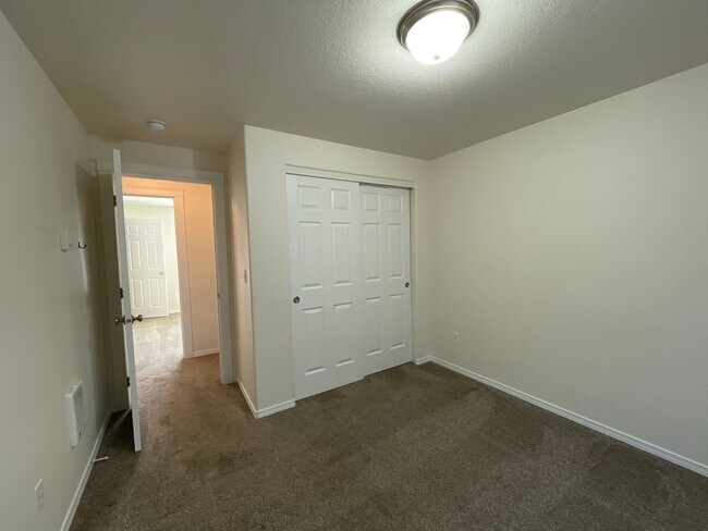 Building Photo - 822 SE Maui Ln