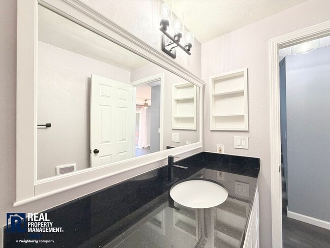 Building Photo - Freshly Updated Gig Harbor Townhome Near the Waterfront!
