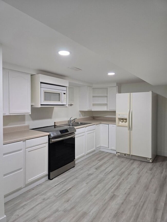 Building Photo - 3723 Kewanee Dr