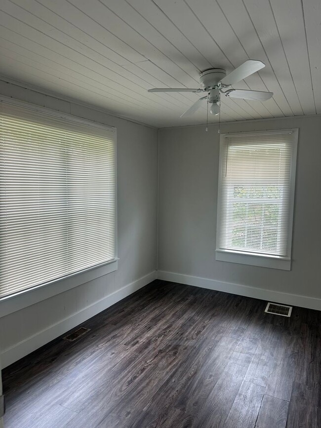 Building Photo - Charming Home in Downtown Flowery Branch!