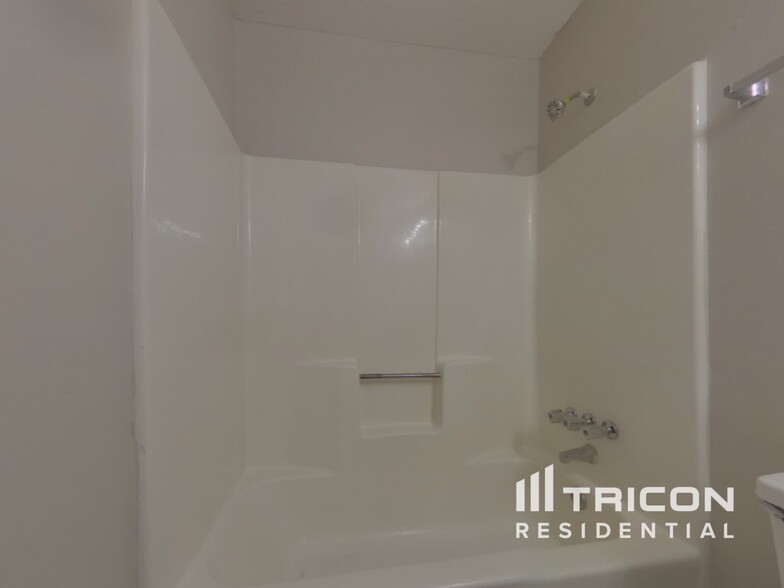 Building Photo - 2811 Quinbery Dr