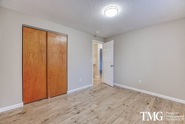 Building Photo - Wonderful 2 Story 3 Bed 2.5 Bath Home in Five Corners!