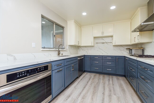 Building Photo - Beautiful Home | Remodeled | Desirable Location