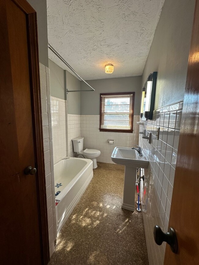 Building Photo - **Move-In Special !! 3 bed/ 2 bath rancher...