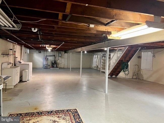 Building Photo - 289 N River Dr