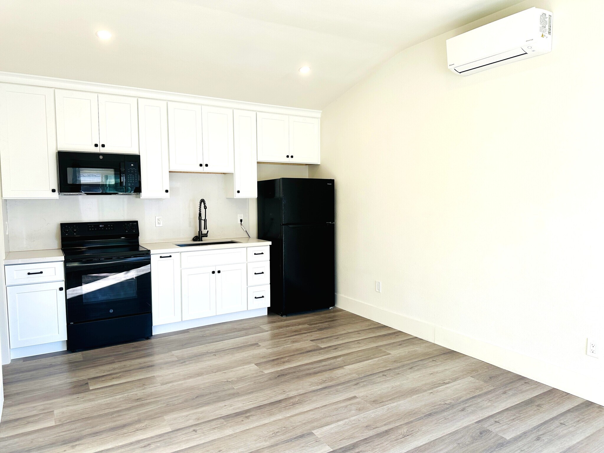 Kitchen - 4239 Mt Everest Blvd