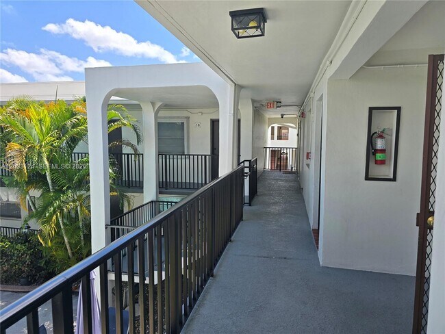 Building Photo - 465 S Royal Poinciana Blvd